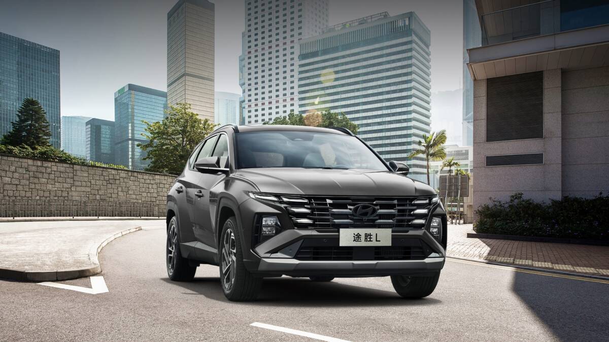 Серый кроссовер Hyundai Tucson L 2026 в городе