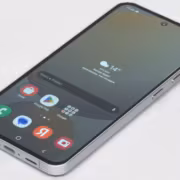 Смартфон Samsung Galaxy S24 FE с дисплеем смартфона