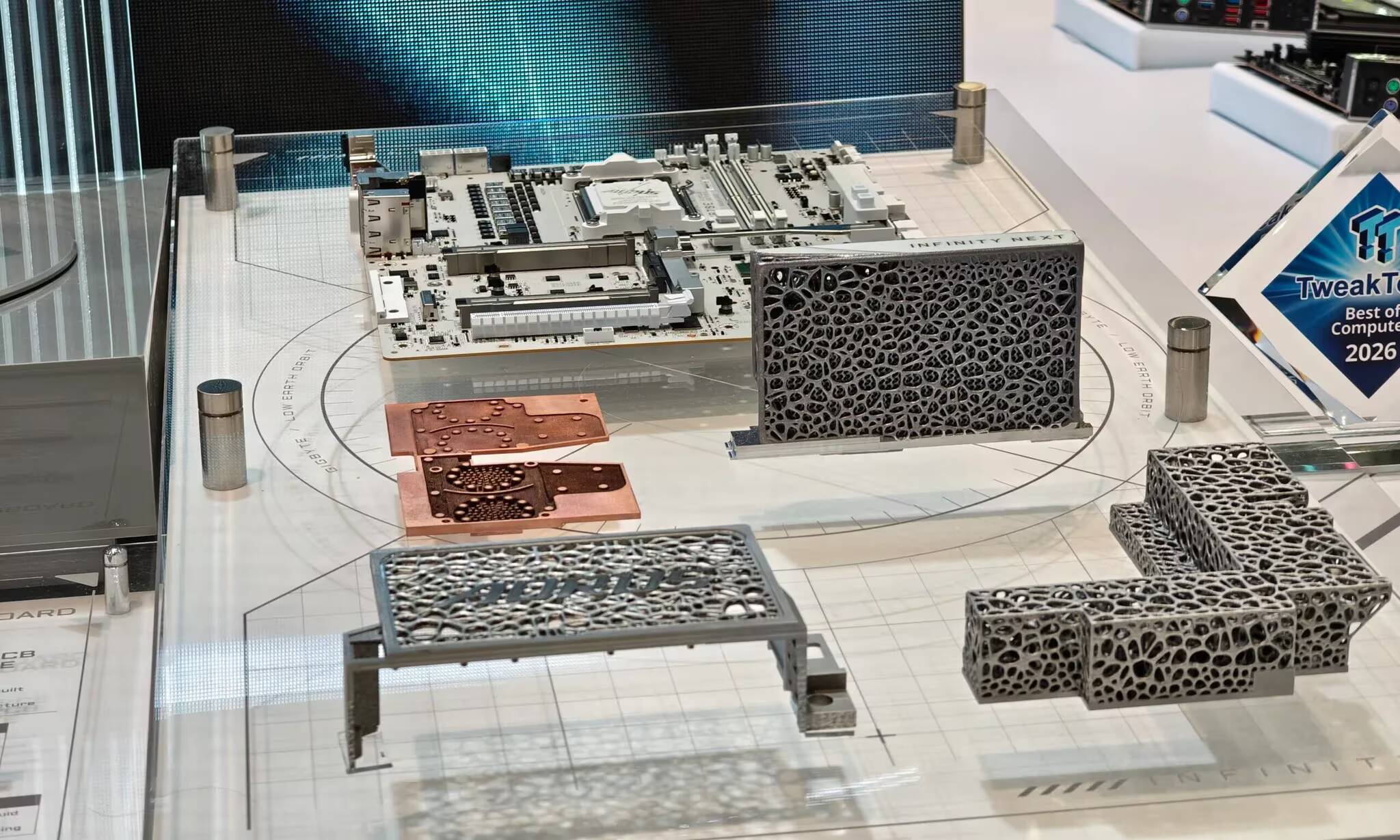 Computex 2026: самые необычные новинки выставки 8 Материнская плата с необычным дизайном для Computex 2026