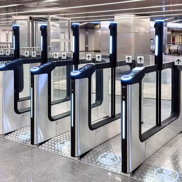 Новые турникеты в московском метро запустили на «Деловом центре»