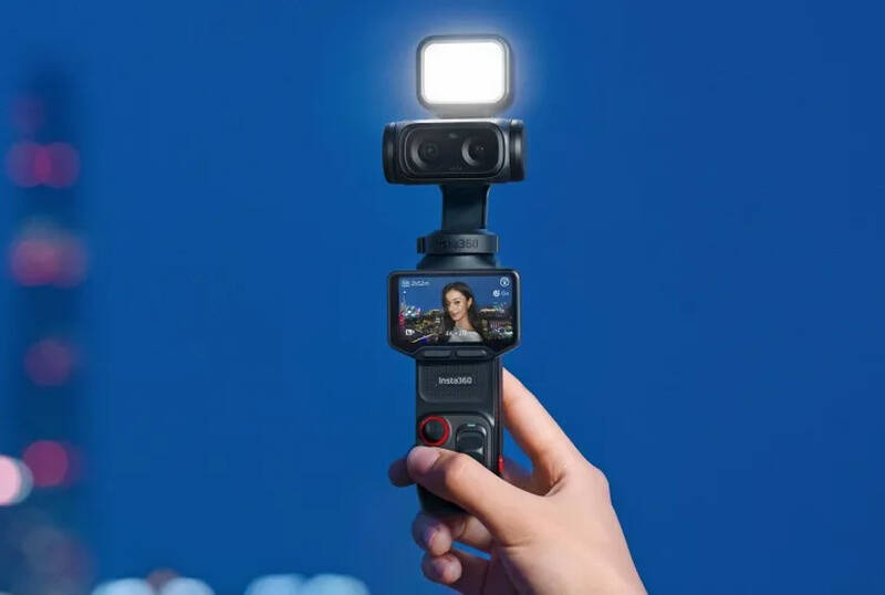 Ручной стабилизированный видеорегистратор Insta360 Luna Ultra в руке
