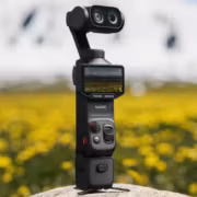 Камера Insta360 Luna Ultra на фоне полевые цветы
