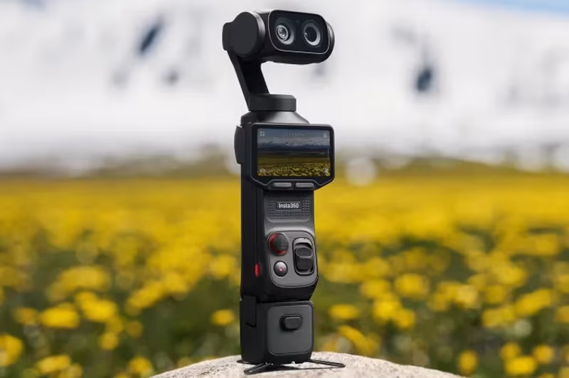Камера Insta360 Luna Ultra на фоне полевые цветы