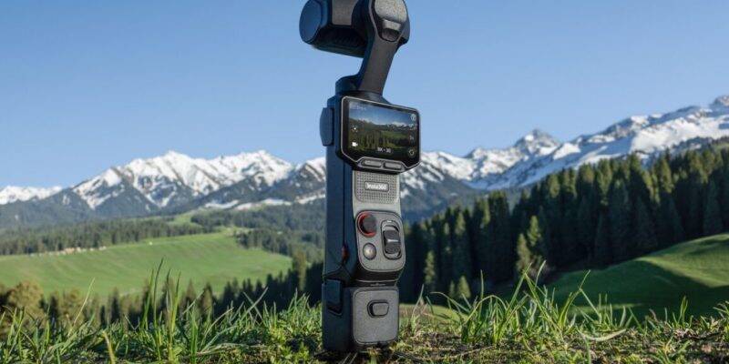 Камера Insta360 Luna Ultra на земле на фоне гор