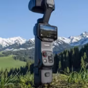 Камера Insta360 Luna Ultra на земле на фоне гор