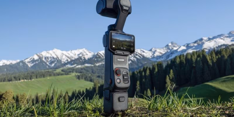 Камера Insta360 Luna Ultra на земле на фоне гор