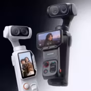 Две камеры Insta360 Luna Ultra с дисплеями и объективами Leica