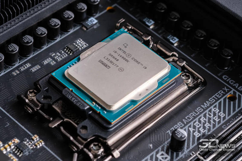 Процессор Intel Core i5 на материнской плате с разъёмом LGA1700