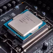 Процессор Intel Core i5 на материнской плате с разъёмом LGA1700