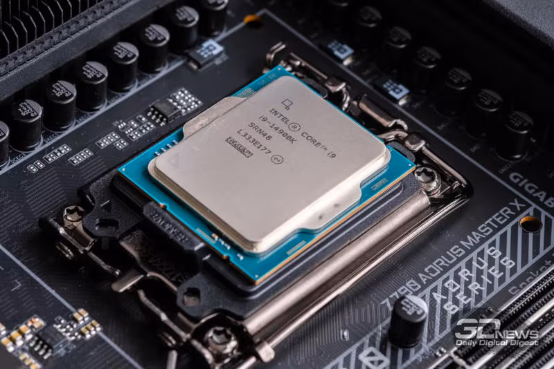 Процессор Intel Core i5 на материнской плате с разъёмом LGA1700