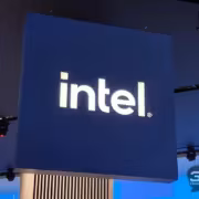 Вывеска с логотипом Intel крупно и ярко