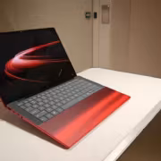 Ноутбук HP Ferrari AI PC с красной клавиатурой