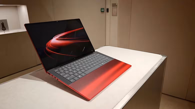 Ноутбук HP Ferrari AI PC с красной клавиатурой