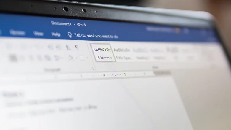 Экран ноутбука с открытым Microsoft Word в режиме чтения