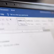 Экран ноутбука с открытым Microsoft Word в режиме чтения