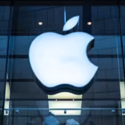 Логотип Apple на стеклянной стене магазина