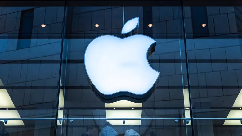 Логотип Apple на стеклянной стене магазина
