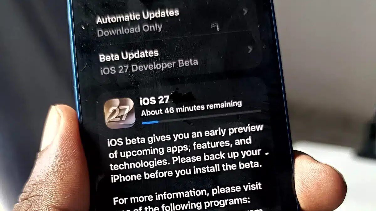 Экран iPhone показывает обновление iOS 27 с выгрузкой прогресса