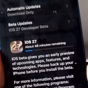 Экран iPhone показывает обновление iOS 27 с выгрузкой прогресса
