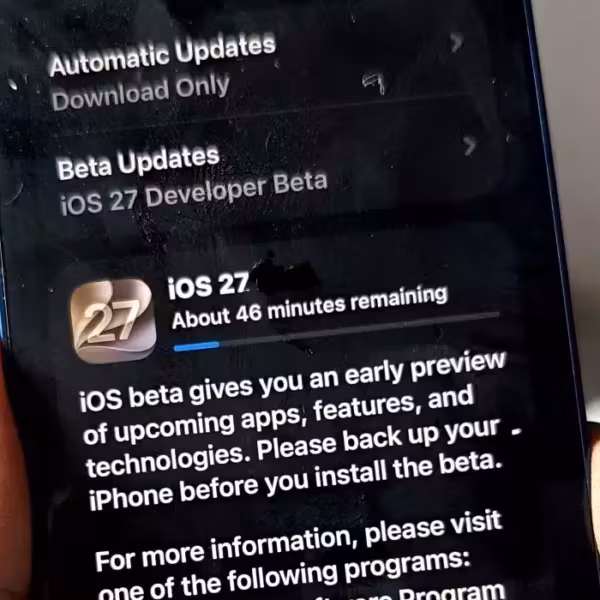 Экран iPhone показывает обновление iOS 27 с выгрузкой прогресса