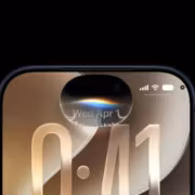Экран iPhone с датой и временем April 1