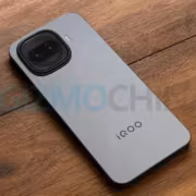 Мобильный телефон iQOO 15R на деревянной поверхности