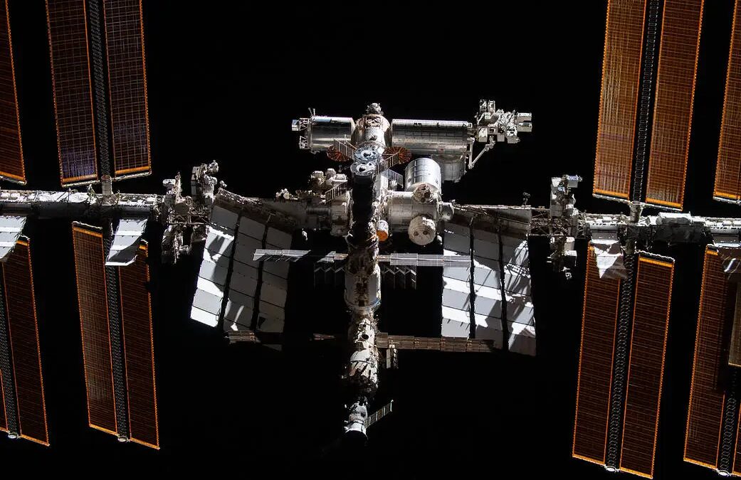 NASA сообщило о паузе в ремонте трещин на МКС