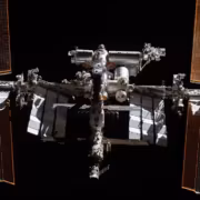 Международная космическая станция и солнечные батареи