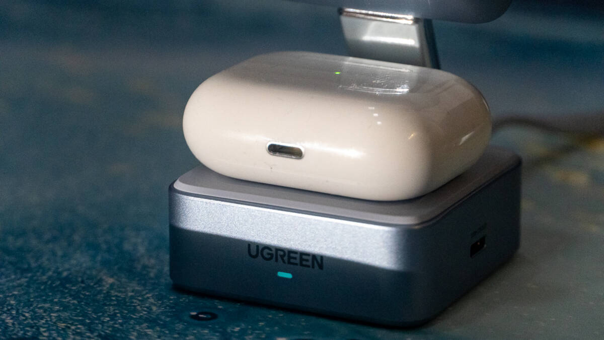 Зарядное устройство Ugreen MagFlow 2 в 1 с кейсом