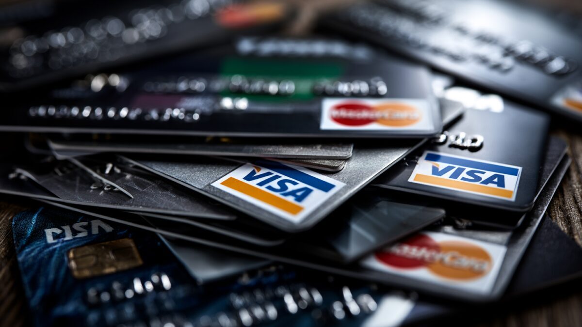 Пачки карт Visa и Mastercard на столе без пыли