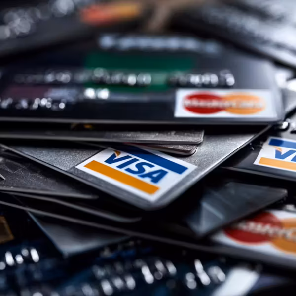 Пачки карт Visa и Mastercard на столе без пыли