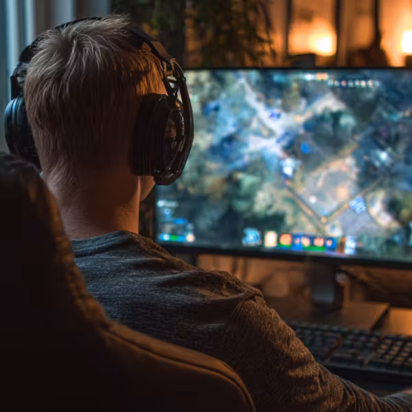 игрок за компьютером с монитором Windows 11 Steam дисплеем