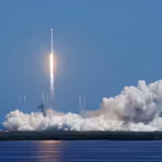 Запуск ракеты H3 без твердотопливных ускорителей ракета и стартовая площадка
