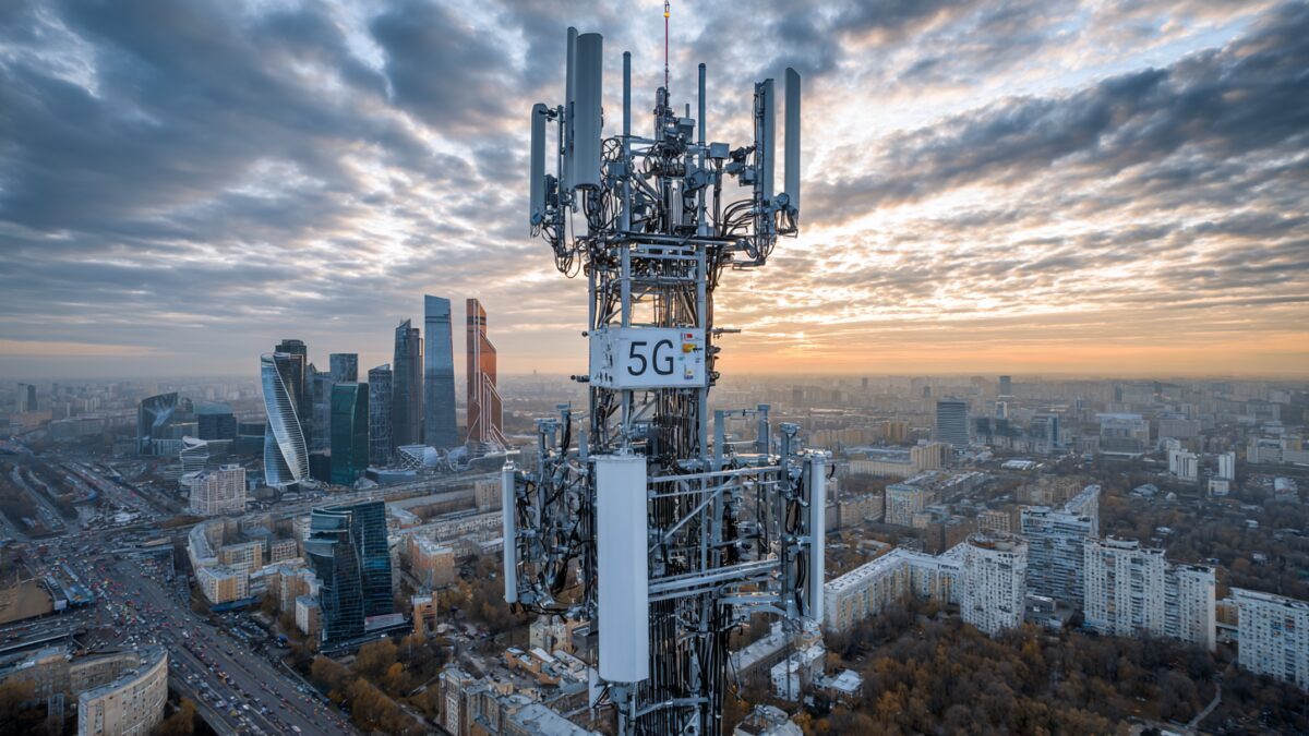 Мачта с антеннами 5G на крыше высотки Москва