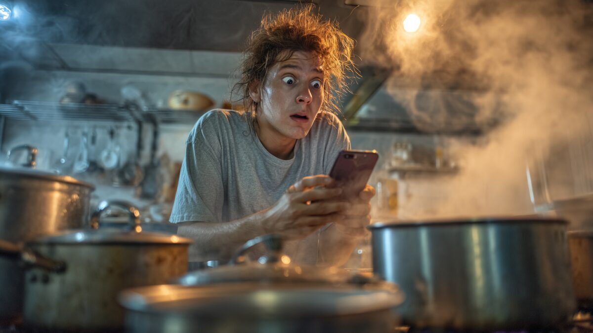 Мужчина в кухне ищет мытьё головы через Яндекс Карты