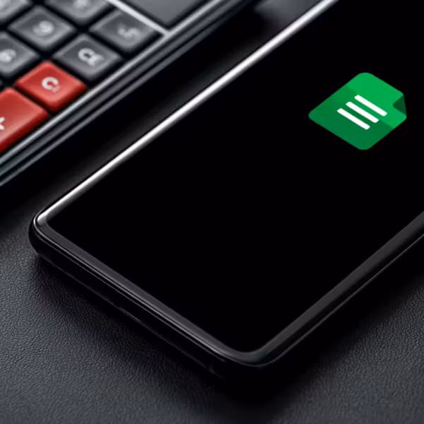 Телефон с логотипом Google Sheets и клавиатура