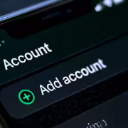 экран iPhone с приложением WhatsApp и кнопкой добавить аккаунт