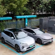 Две электромобиля у зарядной станции BYD и Sinopec
