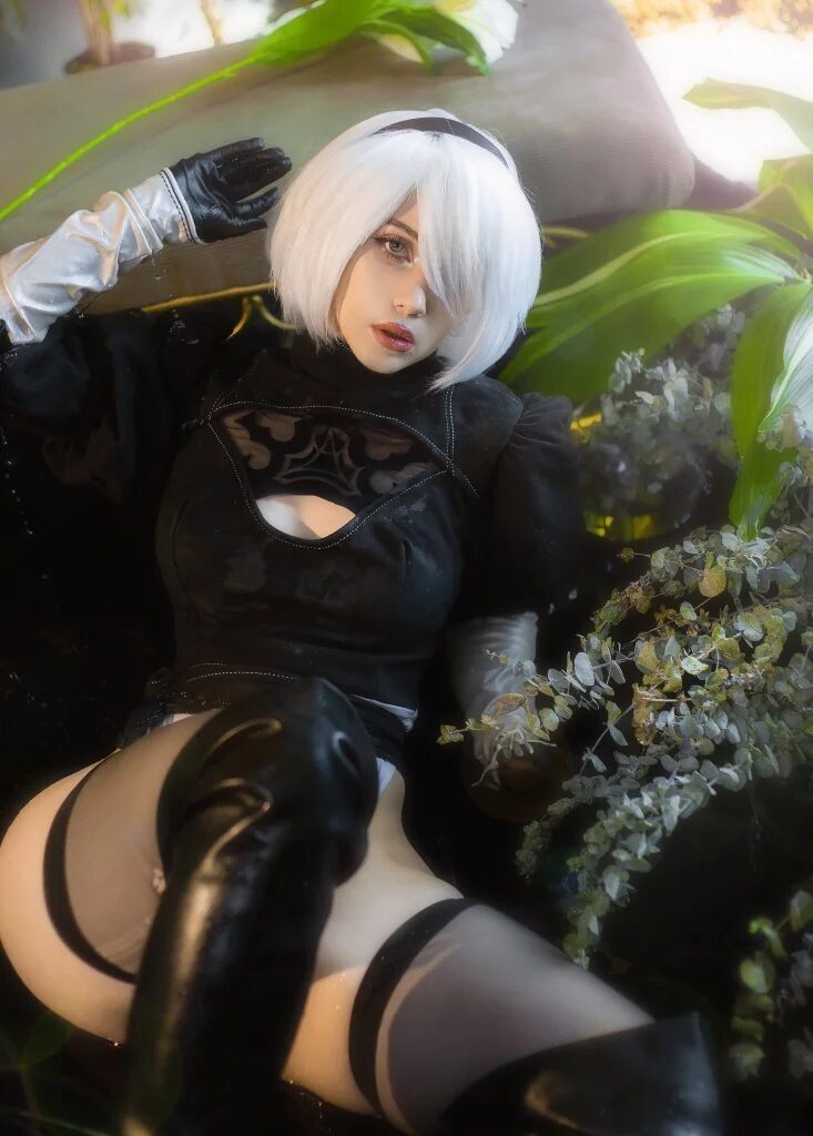 Косплей 2B из NieR Automata Nelapochka с белым коротким волосом и черной одеждой