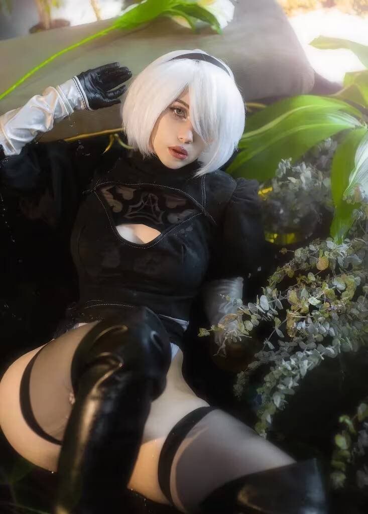 Косплей 2B из NieR Automata Nelapochka с белым коротким волосом и черной одеждой