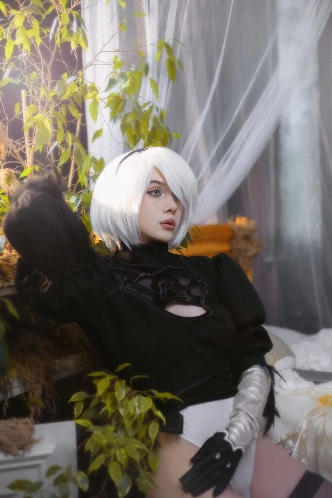 Косплей 2B из NieR Automata Nelapochka с серебристой прической и чёрным костюмом