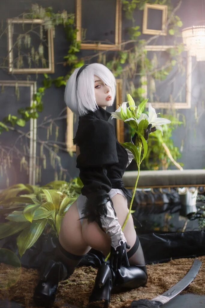 Косплей 2B из NieR Automata Nelapochka с белыми волосами и цветами