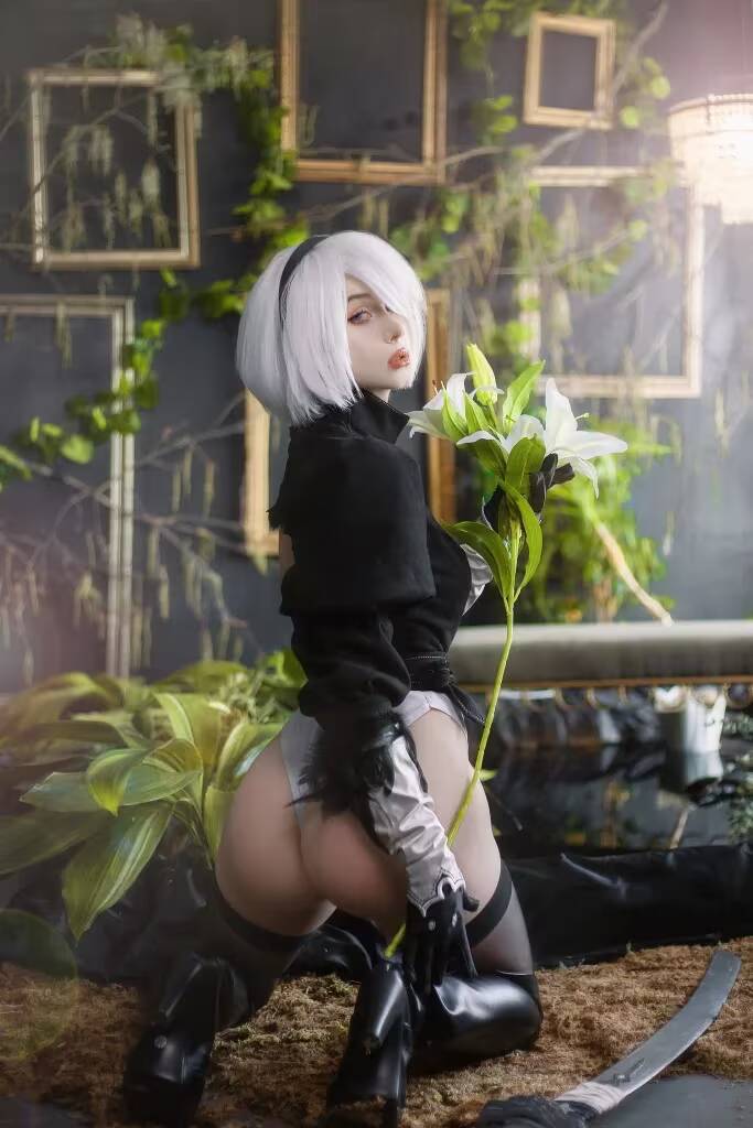 Косплей 2B из NieR Automata Nelapochka с белыми волосами и цветами