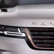Кроссовер Range Rover Evoque L в Китае подешевел на 60%