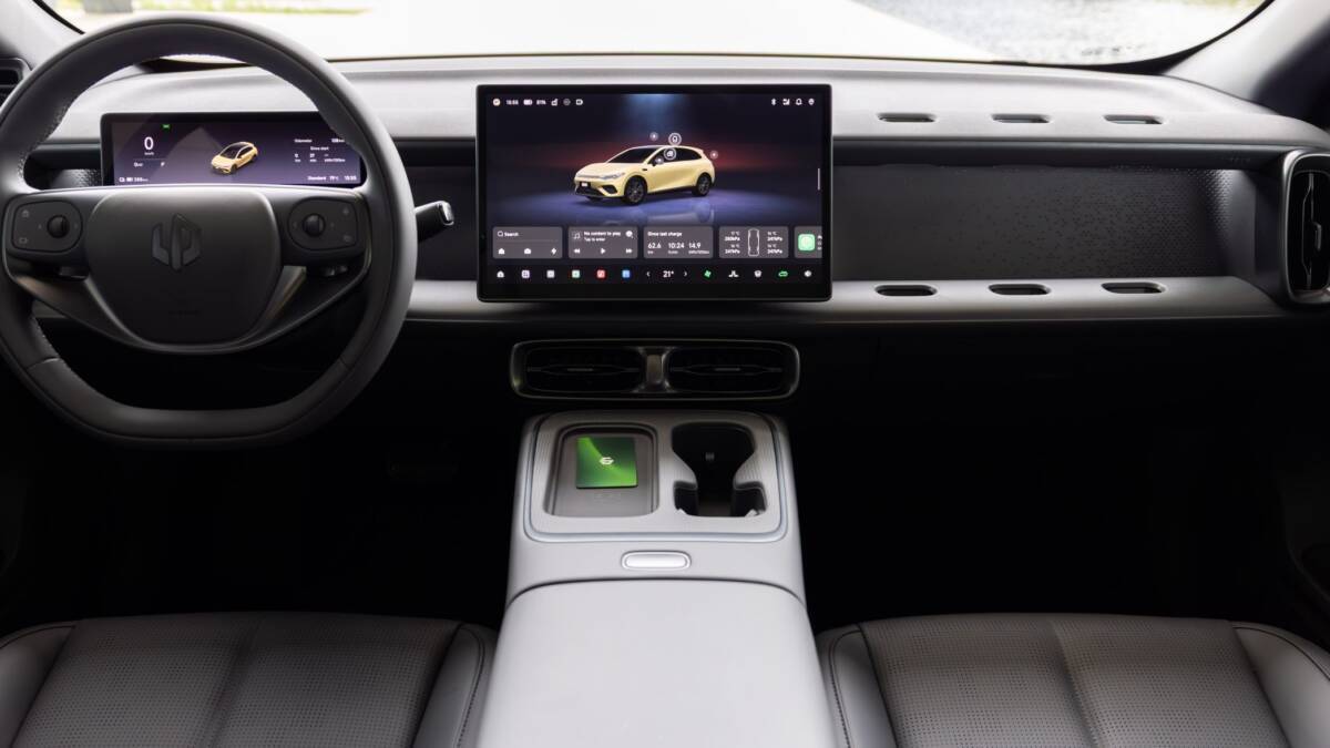 Интерьер автомобиля Leapmotor B05 с двумя цифровыми дисплеями