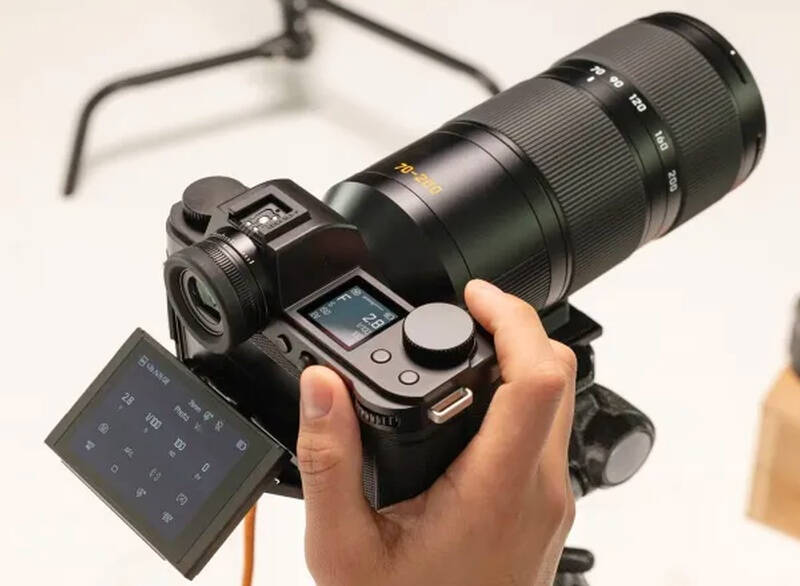 Камера Leica SL3-P поступила в продажу по цене $6690 7 Камера Leica SL3-P с крупным объективом в руке