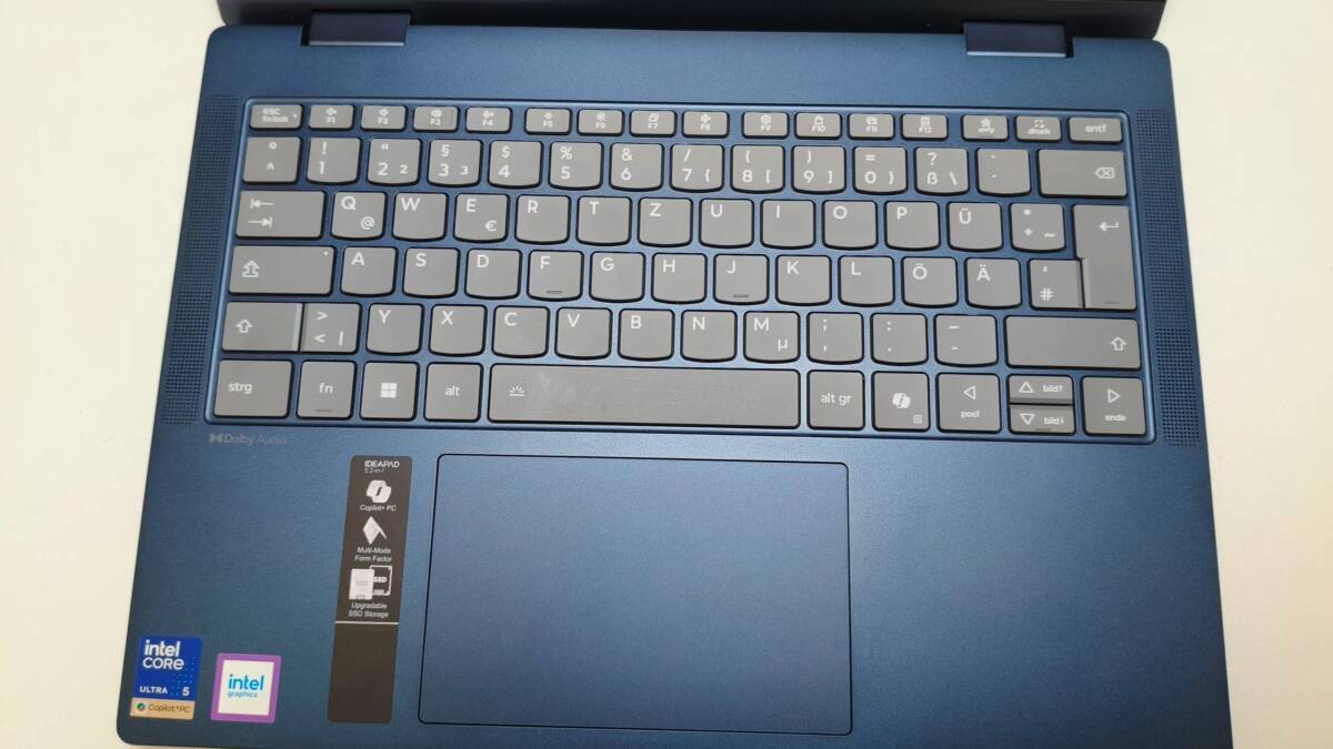 Клавиатура ноутбука Acer с серыми клавишами и логотипами Intel