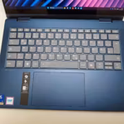Клавиатура ноутбука Acer с серыми клавишами и логотипами Intel