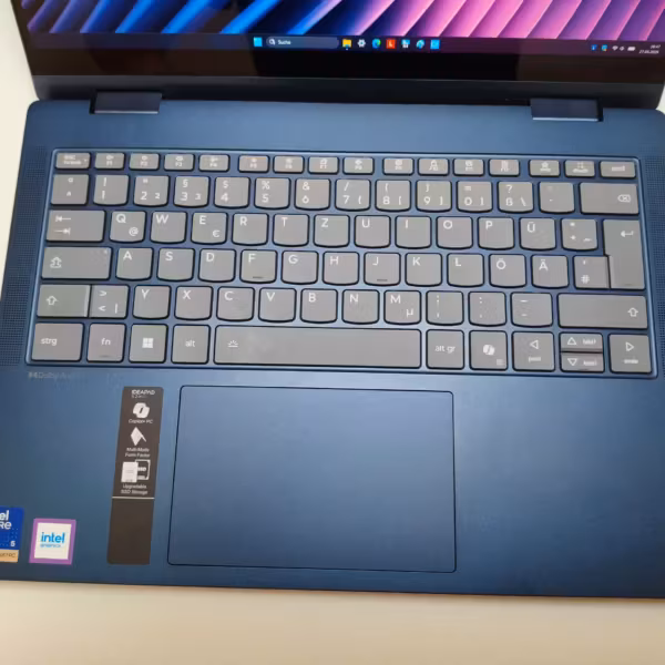 Клавиатура ноутбука Acer с серыми клавишами и логотипами Intel
