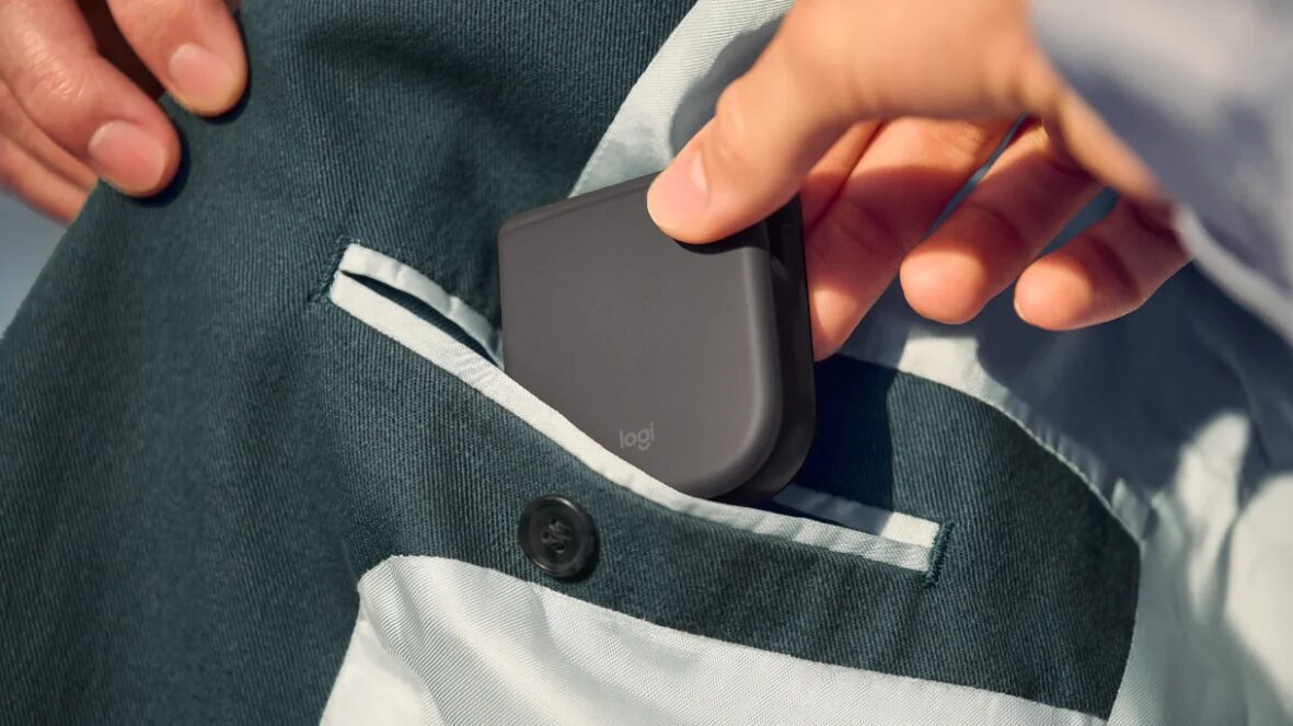 Мышь Logitech Mobi Fold убирается в карман джинсовых штанов